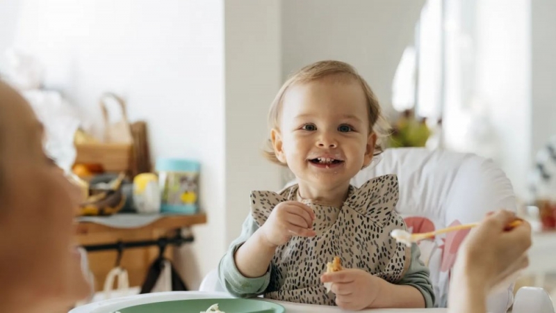 Mare atenţie la alimentaţia copilului mic! Evitaţi pe cât posibil zahărul!