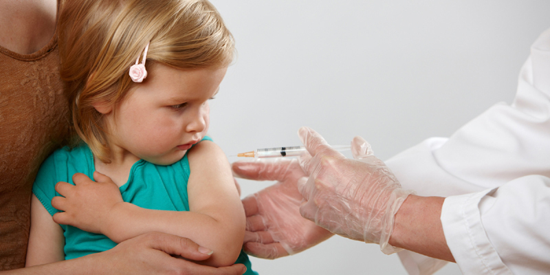 Vaccinarea copiilor ar putea fi obligatorie! Ce riscă părinţii care refuză imunizarea