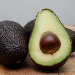 Avocado ajută la tratarea afecțiunilor cronice ale pielii, cum ar fi eczema și acneea