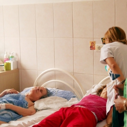 Cum ajung turiştii să îşi petreacă vacanţa pe patul de spital