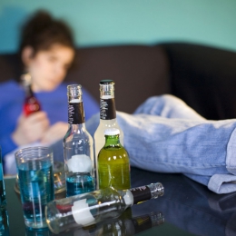Cum pot cere ajutorul persoanele dependente de alcool