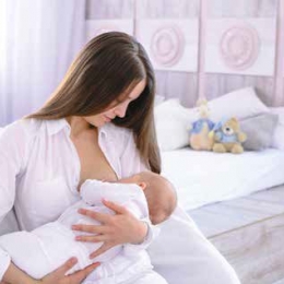 Alăptarea bebelușului trebuie continuată, chiar dacă mama este bolnavă