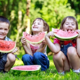 Reguli de alimentaţie. "Nu mai daţi la copii iarna pepeni şi vara citrice"