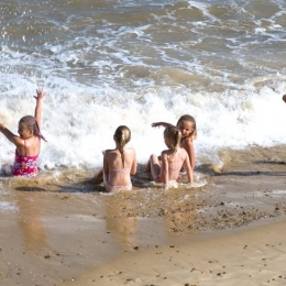 Puneți-le copiilor slip la plajă! Riscați ca ei să dezvolte diferite infecţii genitale