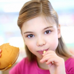 Hrăniţi-vă sănătos copiii! Nu le mai daţi fast- food!