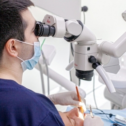 Inovaţie în medicina dentară: microscopul care îţi arată interiorul dinţilor