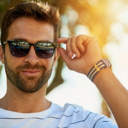 Nu uitați de ochelarii de soare! Razele UV pot deteriora țesuturile de la suprafața ochiului