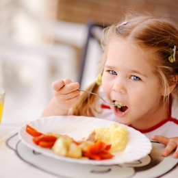 Alimente ce devin o ameninţare pentru sănătate. „Copiii sunt cei mai expuşi!”