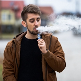 Nu vă faceţi iluzii! Vaping-ul nu este o modalitate de a renunța la fumat