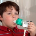 Inhalatorul sau nebulizatorul? Care este mai bun pentru copiii cu astm