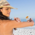 Crema de protecţie solară, obligatoriu de folosit în lunile de vară