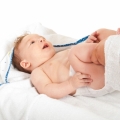Displazia de şold la bebeluşi: cauze, diagnosticare şi tratament