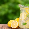 Alegeți metodele naturale! Combateți pofta de dulce cu limonade